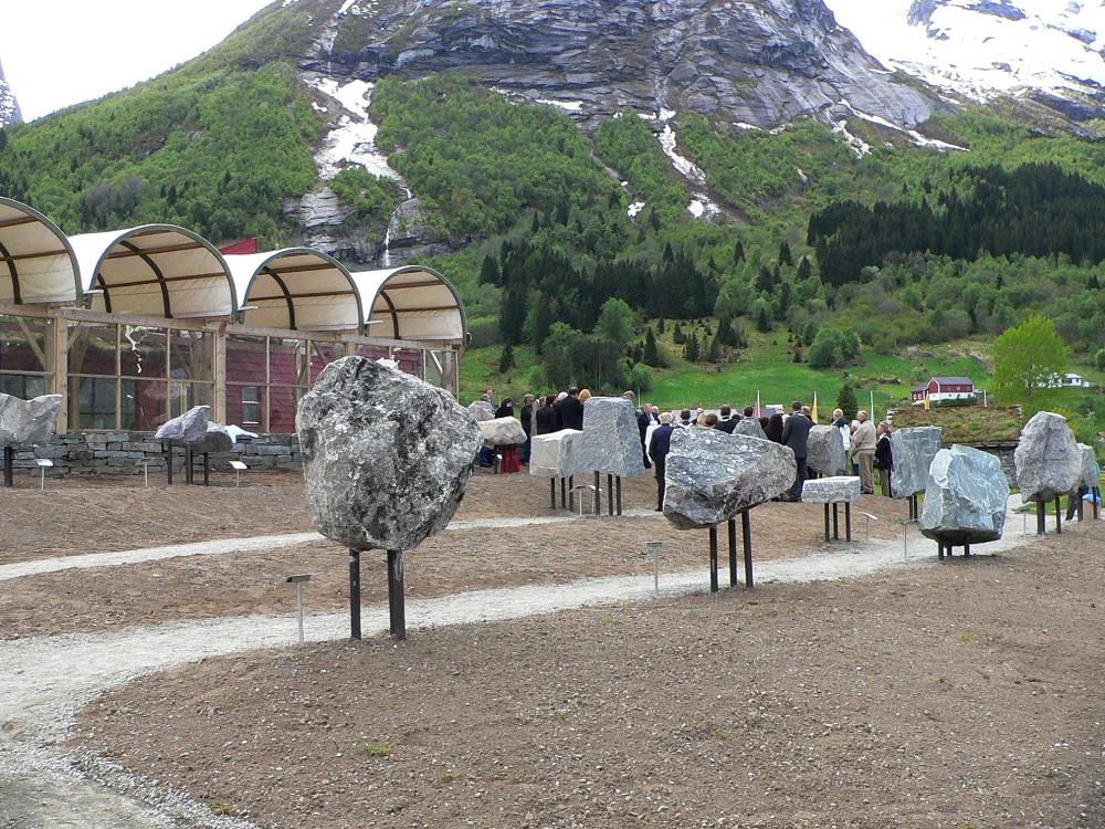 Frå den geologiske parken ved Jostedalsbreen nasjonalparksenter 25. mai 2005 då parken vart opna.




