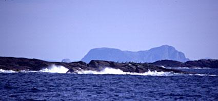 Alden sett frå Straumsfjorden. Alden brukte dei mykje til å méde seg opp etter. På lang avstand og sett rett frå vest ser Alden ut som ein framsett båt.
