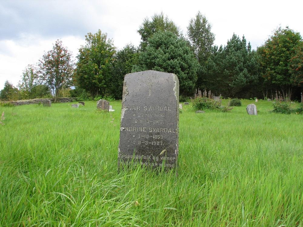 Grava til Ivar og Andrine Svardal på den gamle kyrkjegarden i Rutledal. Minnesteinen vart reist i 1956. 


