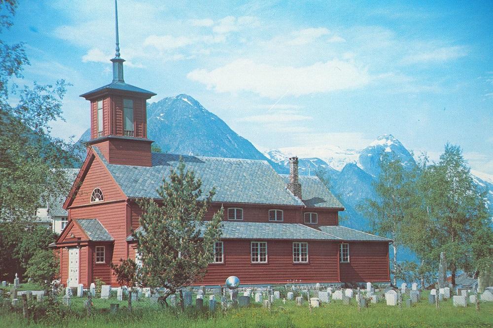 Sideskipa langs kyrkja vart bygt til i 1931, og dermed fekk den tidlegare kvitmåla kyrkja ein heilt ny stil. Raudfargen fekk ho året etter.