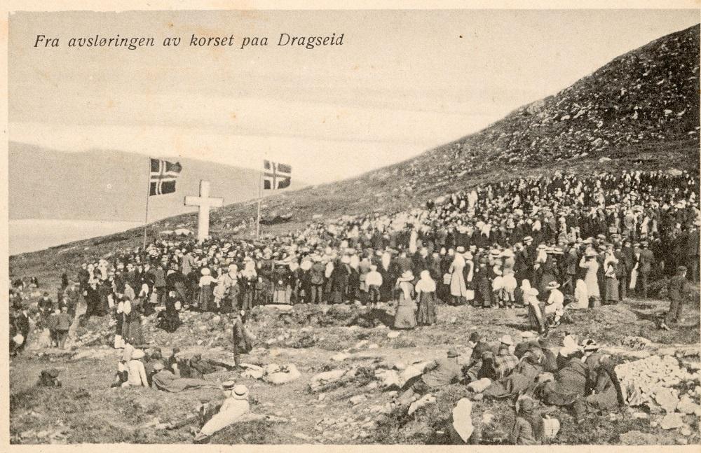 Frå avdukinga 29. juni 1913. Kring 4000 menneske var tilstades.



