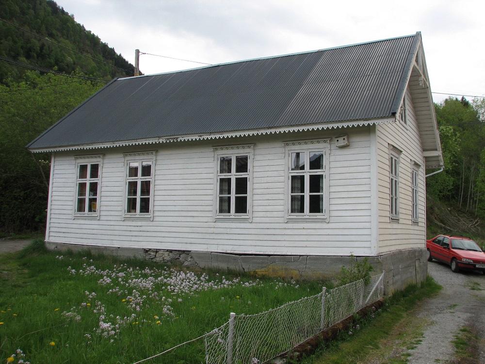 Bedehuset i Marifjøra 2006 sett frå nordvest. Det går ikkje folk på bedehuset i Marifjøra lenger, men kvart år bur bur det småfuglar i fugleburet oppe til høgre ved glaset.


