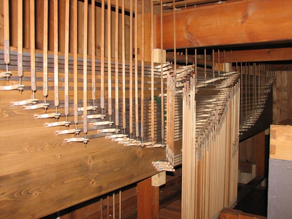 Eit kyrkjeorgel er ein komplisert konstruksjon. Frå manualet og pedalane går det overføringar til fleire hundre piper.



