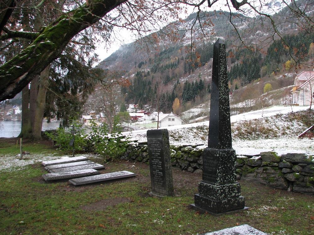 Landmarksteinen på kyrkjegarden ved Dale kyrkje. Steinen står framfor hovudinngangen til kyrkja.


