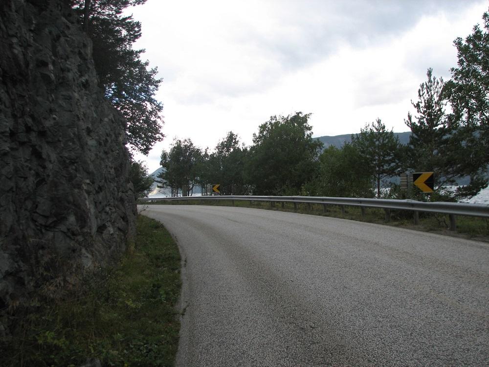 Klovsteinstøtta står på sjøsida i ein sving mellom Erdal og Vindedal. Det har vakse opp ein del skog slik at steinen slett ikkje er så lett synleg i 2006. Dessutan er han ikkje lett  å koma til, etter som området er sperra av med trafikkvern.

