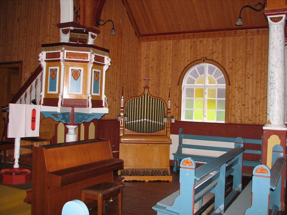 Det fyrste orgelet i Ortnevik kyrkje står nede i kyrkja på høgra sida av preikestolen. Det stod oppe på galleriet frå kyrkja var ny i 1925 til det måtte vika plass for kyrkja sitt orgel nummer to i 1950.

