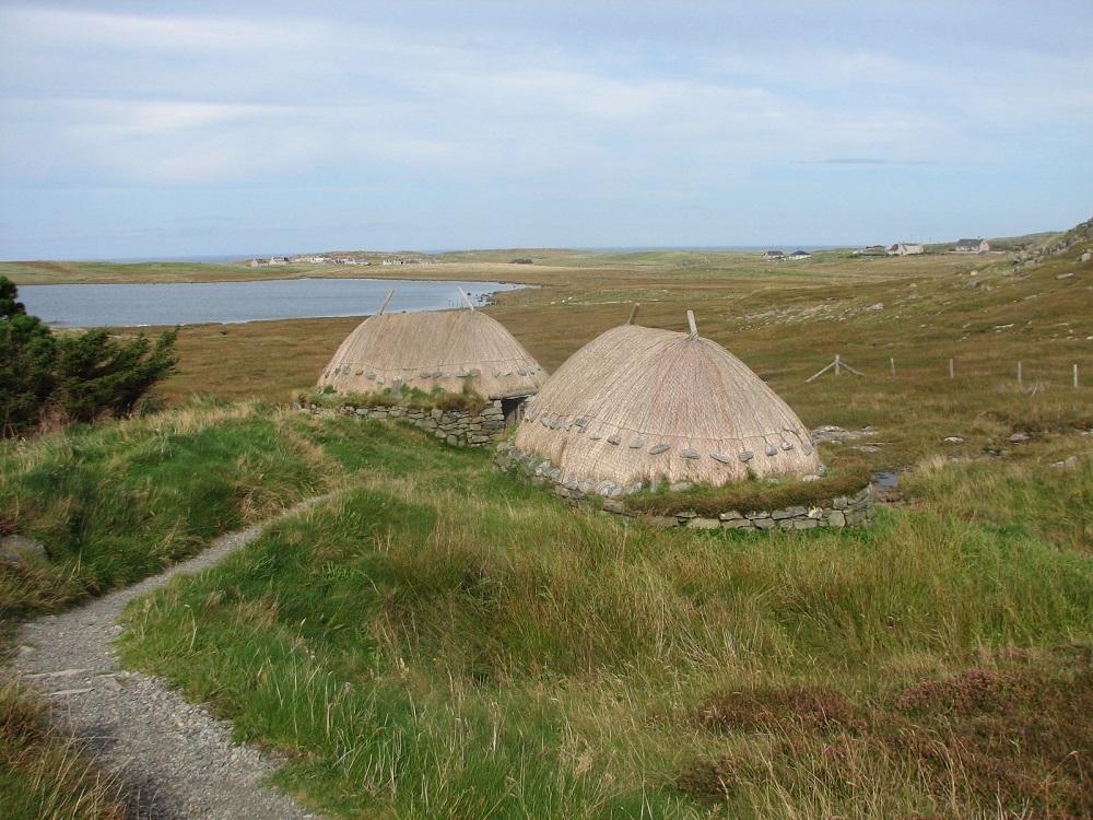 <i>Shawbust Horiziontal Mill and Kiln</i> - ei <i>Norse mill</i> på øya Lewis på Hebridene. Husa er bygde på tradisjonell måte, låge murar og stråtekte tak. Huset nærast er turke, det andre kvern. Ein bekk renn naturleg ned på nordsida av husa (her på høgra sida), men bekken vart leia inn i eit løp som førde vatnet på sørsida av husa (ned til venstre for stien på biletet) og det siste stykket bratt ned til kvernkallen.

