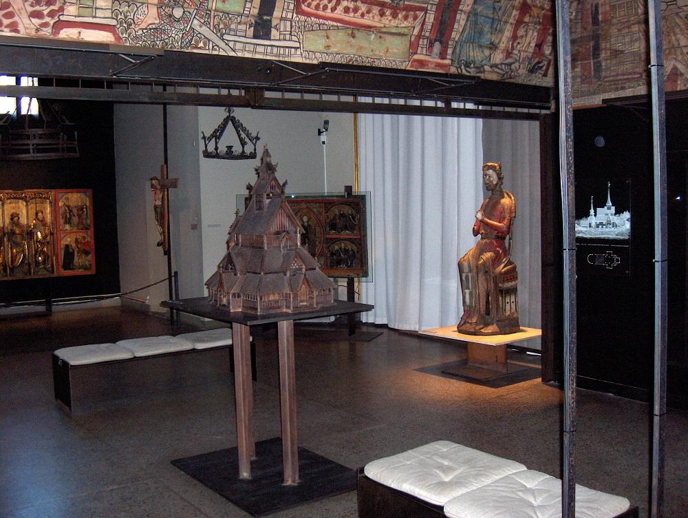 Olav-skulpturen frå Fresvik 2007, utstilt i Middelaldersalen i Historisk Museum i Oslo.
