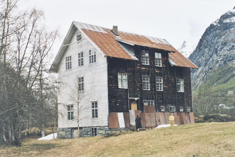 Tidlegare Jostedalsbredens Turisthotel i Mjølvergrenda sett frå baksida. Frå alle romma med vindauga på framsida hadde turistane utsikt mot brearmen Nigardsbreen.


