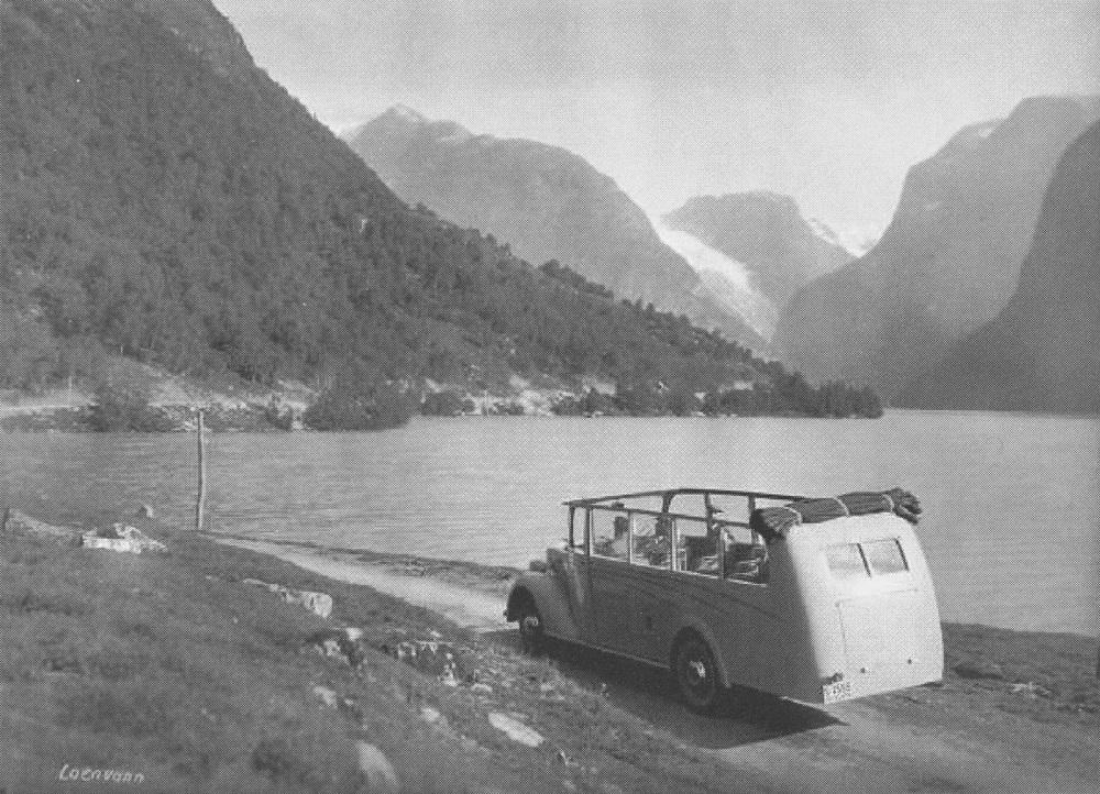 Ein av solskinnsbussane til L.D.Auto, S-1555 på Bregn ved Lovatnet. Bussen er på veg innover mot Bødalen.

