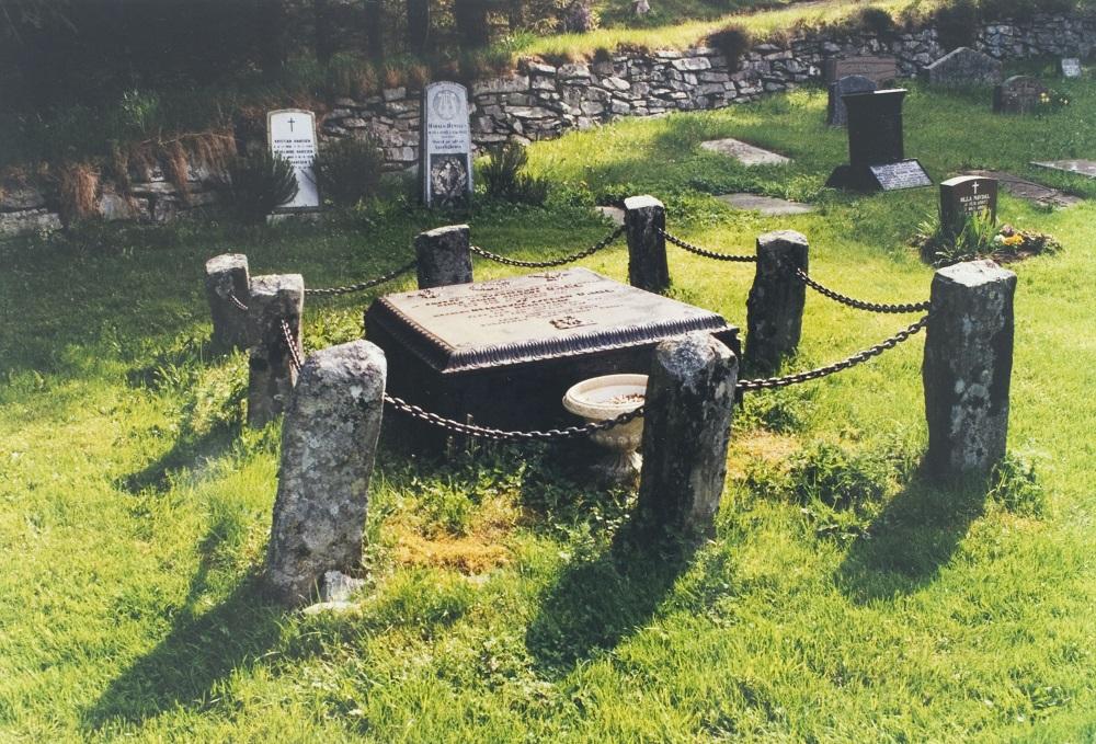 Grava til Niels Alstrup Dahl og kona Hylleborg på kyrkjegarden i Eivindvik.


