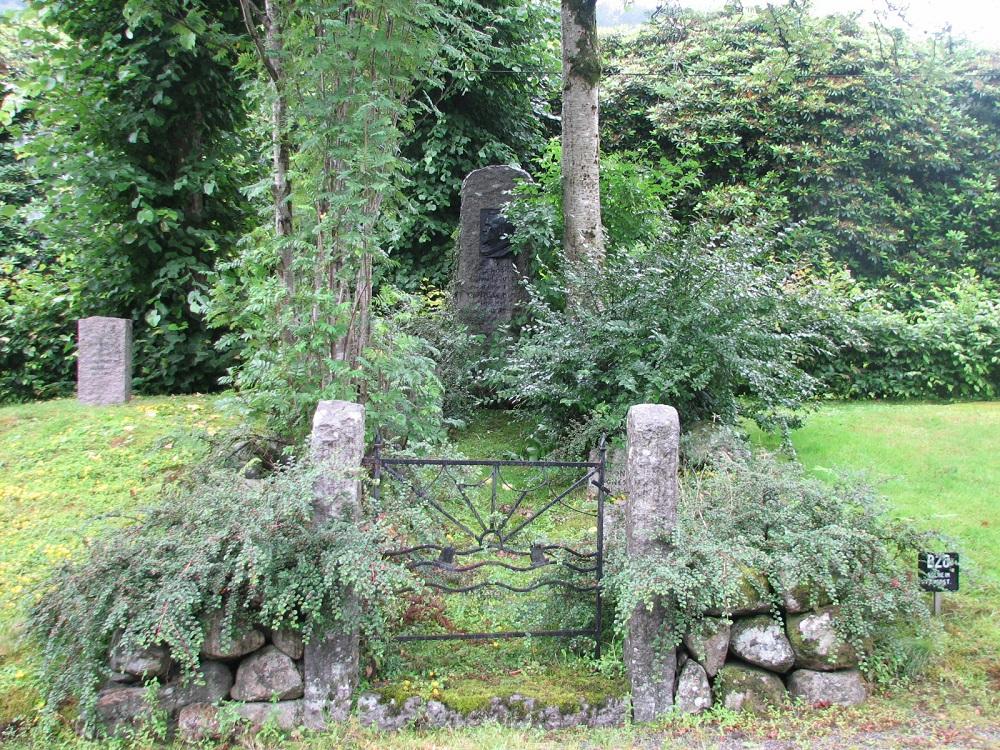 Minnesteinen over biskop Peter Hognestad på Solheim kyrkjegard i Bergen.

