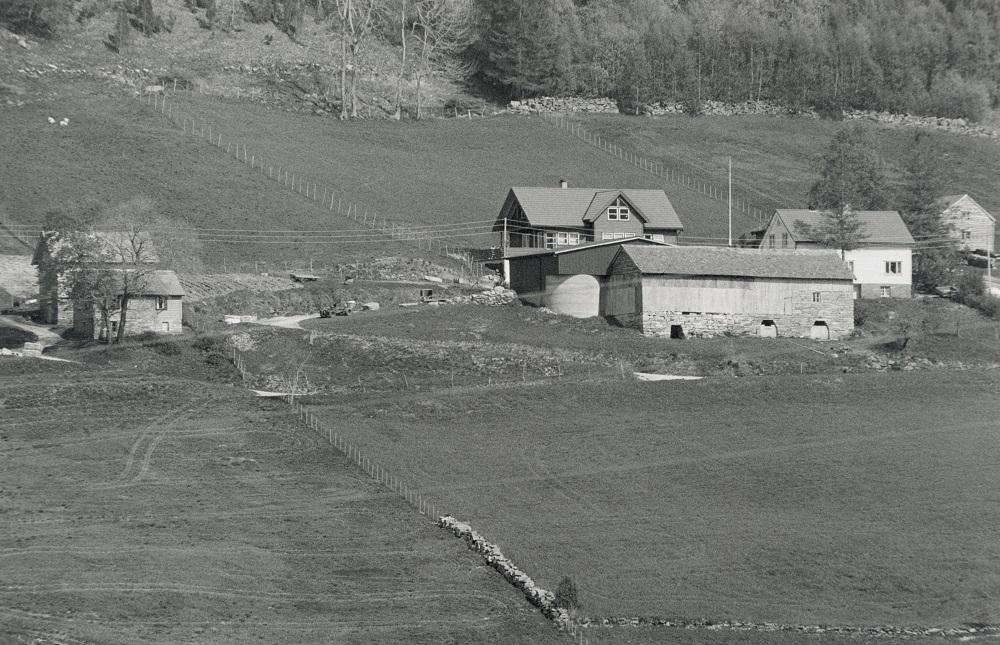 På Lunde låg det frå høgmellomalderen og fram til reformasjonen i 1536/1537 ei kyrkje. Det einaste "handfaste" vitnemålet om kyrkjestaden i dag er stadnamnet Kyrkjegarden, ein lokalitet som ligg mellom dei to husklyngene midt på biletet. Dessutan skal det finnast nokre steinar frå kyrkja  i grunnmuren i ein av fjøsane på Lunde.
