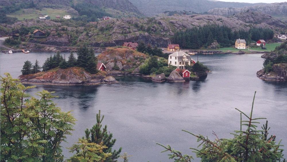 Steinsundholmen. Staden ligg som ein lettleg idyll i skipsleia Indre Steinsund.
