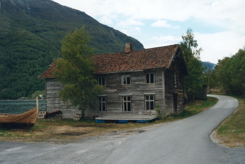 Det gamle kaihuset i Skjolden. Tidlegare vart det kalla <i>bryggjehuset.</i>