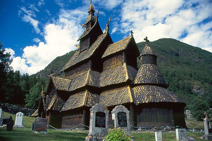 Det er ikkje rart at turiststraumen gjennom Lærdal stansar opp framfor nettopp dette heilnorske minnesmerket. Borgund stavkyrkja har eit imponerande ytre med den eine takflata over den andre i seks høgder, og skremmande drakehovud på kvart møne.
