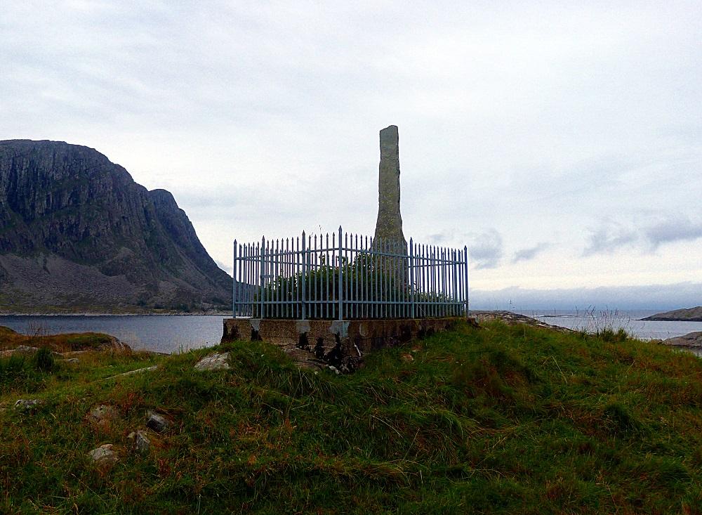 <p>Grava til Johann Schumann (1832-1911),  p&aring; &oslash;ya Hovden i Flora. Minnesteinen vart reist samstundes med at oskeurna hans vart sett ned her ei tid etter at han d&oslash;ydde i 1911. P&aring; st&oslash;tta st&aring;r skrive: Faareopdr&aelig;tteren Johann Schumann.</p>