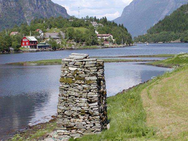 Utsikt mot Vågen og Straumsholmen med steinvarden i framgrunnen.
