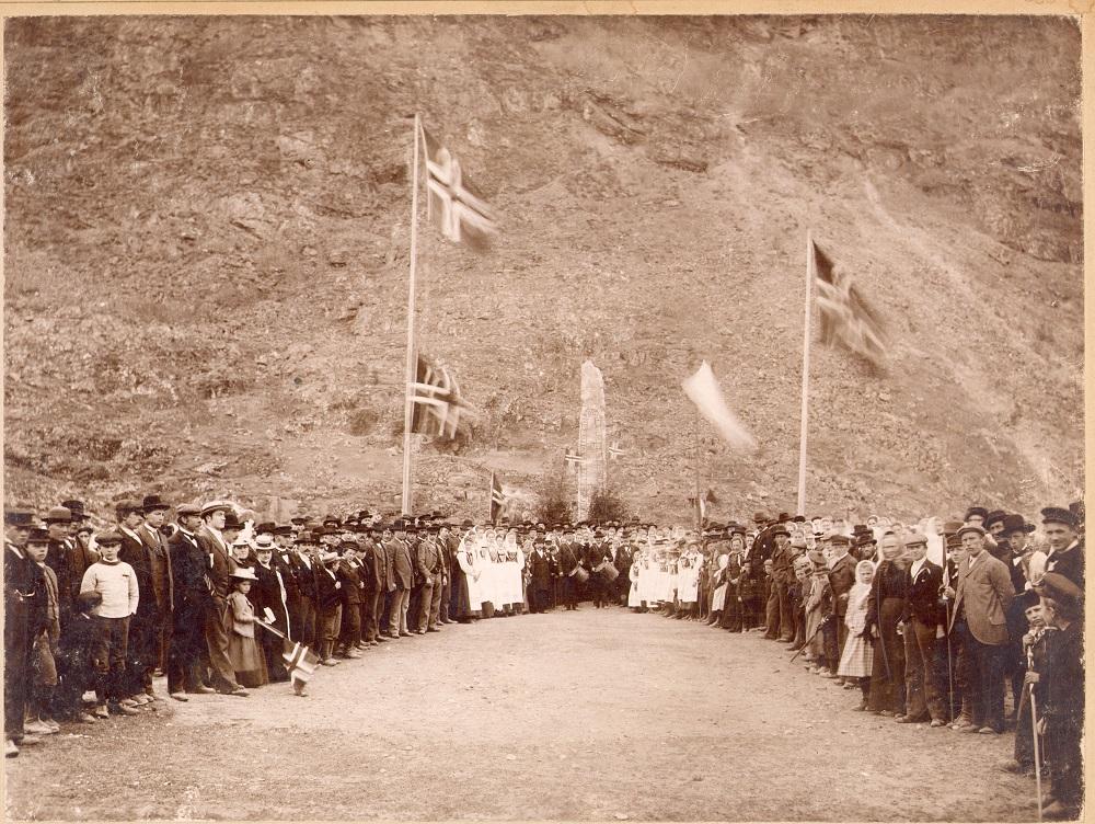 Frå 17. mai 1902. Grunnlovsdagen dette året samla fleire enn nokon gong. Innskrifta vender mot nord. Ho er sett inne i ein ormefigur som bit seg i halen nede og lyder: MINNE UM  LÆRDALSKE LETTE INFANTERIKOMPAGNI SOM STRIDDE SO MODIGT I UFREDSAARI. I to tverrfelt står 1808-9 og 1813-14 som står for dei ferdene kompaniet gjorde austover.