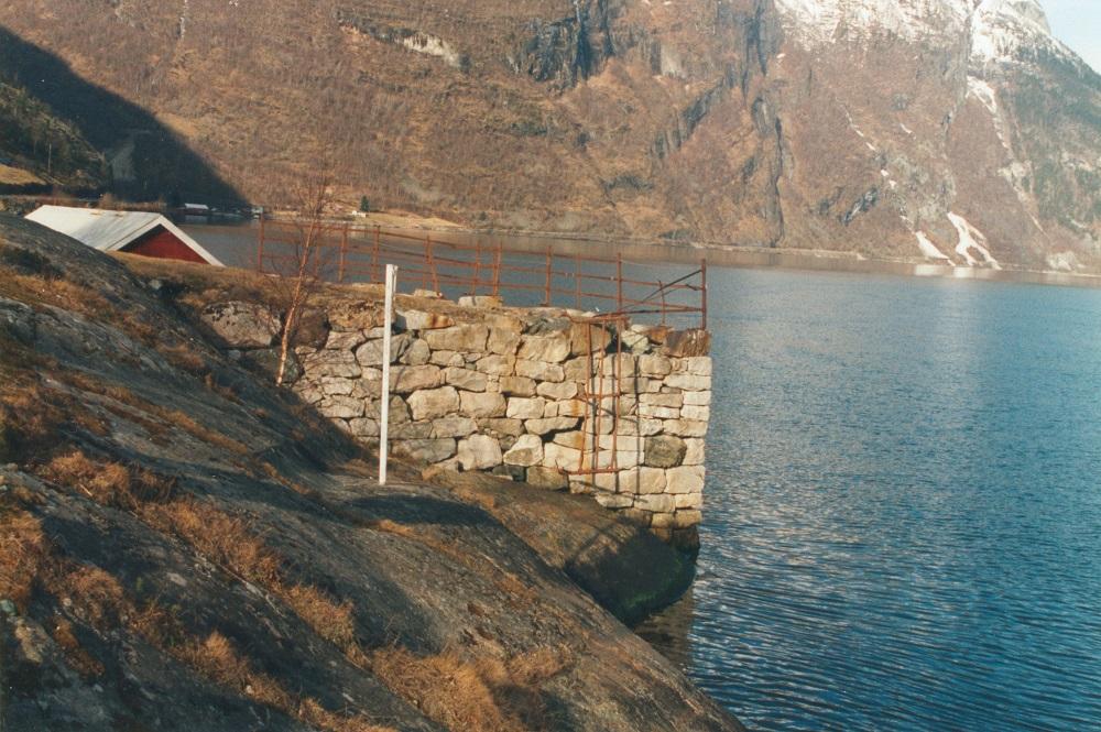 Bryggja vart også kalla "Værpenes brygge" fordi det tidlegare sto eit lakseverpe der.
