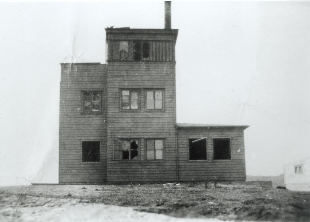 Etter MTB-åtaket i 1943. Stasjonen, som låg kring 25 m over havet, vart straks fråflytta, men like etter kom arbeidet i gang med ny og meir skjerma lenger inne.