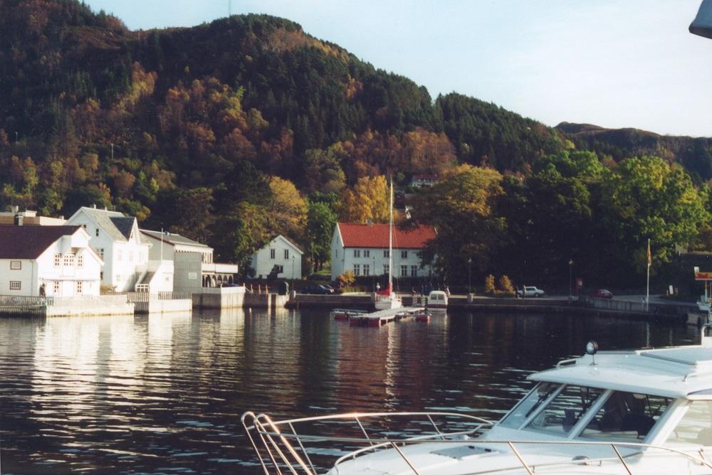 Prestegarden i Selje ligg fint til innerst i Seljevågen. Huset kalla Skulen er det kvite huset til venstre for hovudhuset. Heilt til venstre i biletet ligg <i>Frimannsbuda,</i> som Selje Hotell no eig, men som tidlegare var presteeige.
