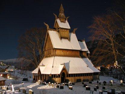 Hopperstad stavkyrkje slik ho ser ut i 2003.