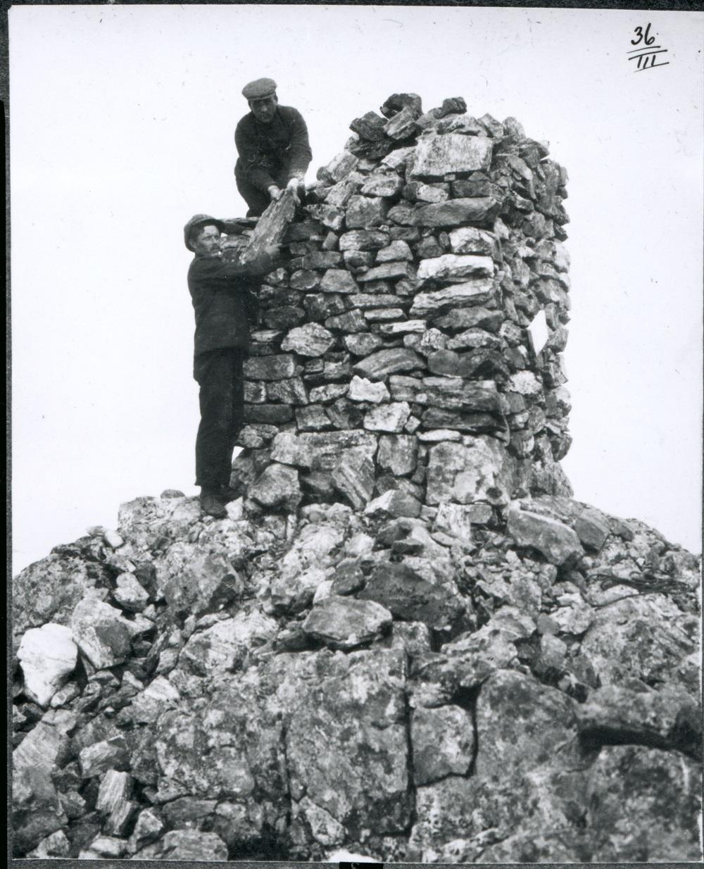 Frå bygging av varde på Rambera i 1896. To personar frå Statens kartverk byggjer. Seinare har det vorte bygd varde der fleire gonger, sist i 1970. Mange trur at Rambervarden er høgaste fjelltoppen i Vik, men ein topp i Nummestolane, ikkje langt frå Rambera, er 16 m høgare. Det vert sagt at på klåre dagar kan ein sjå heilt til Hårteigen på Hardangervidda frå Rambervarden.