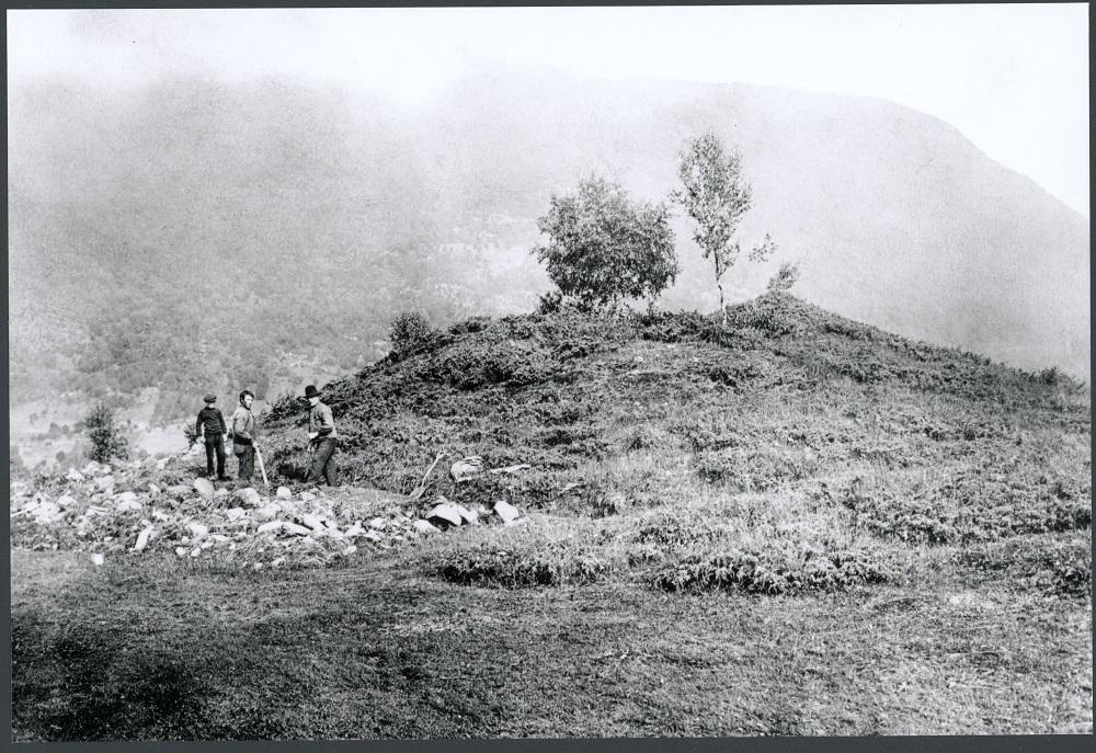 Frå utgraving i Moahaug 7 i 1913. Det var Bergen Museum som sto bak utgravingane. Moahaugane har 9 gravhaugar og ligg frampå ein terrassekant på Hove i Vik. Gravhaugane er frå 200-400 e. Kr.