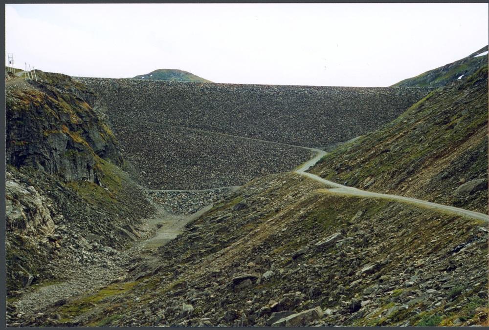 Muravassdemninga på Vikafjellet er eit mektig skue og eit imponerande byggverk. Demninga er 260 m lang og 79 m høg.