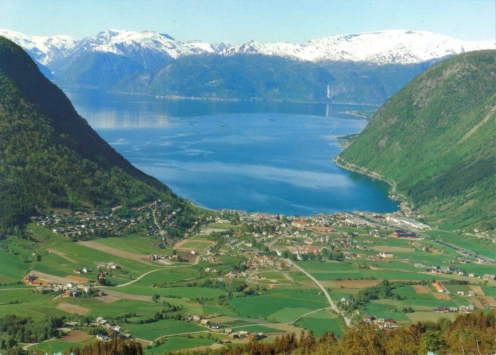 Dette biletet er teke frå Storesvingen og viser utsikta. Ein ser Flatbygdi i Vik, Sognefjorden med Vikjabukti, deler av Vangsnes og fjella på nordsida av Sognefjorden. Prospektkort med utsikta frå Storesvingen er blant dei mest selde prospektkorta frå Vik.