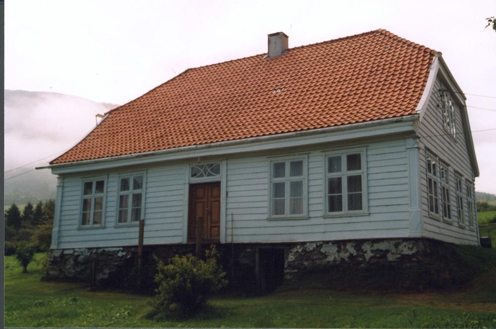 Lensmannsgarden i Bø i Vik sett frå nord. Huset vart bygt av bergenssnekkaren Jan Lund. Huset har valma tak, er utan ark, har profilerte hjørnebord. Innvendig er det mange interessante detaljar.