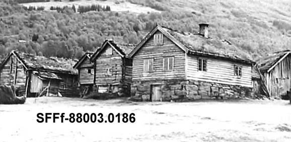 Fjøs og grisehus, stabbur, bu og stovebygning på Tistel 1932. Av desse bygningane er fjøsen og grisehuset rivne. Attmed fjøsen står ein stor alm som er borte no. Stabburet, bua og stovehuset er restaurerte og er i god stand. Husa er bygde på 1860- og 1870-talet, men tømmeret i husa er mykje eldre og har vore nytta i andre bygningar.