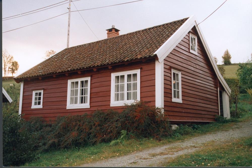 Bilettekst: Det gamle gjestgivarhuset på Vangsnes. Huset har ein etasje og er heller lite. Huset vart truleg nytta både til overnatting og til handel. Huset er godt vedlikehalde.