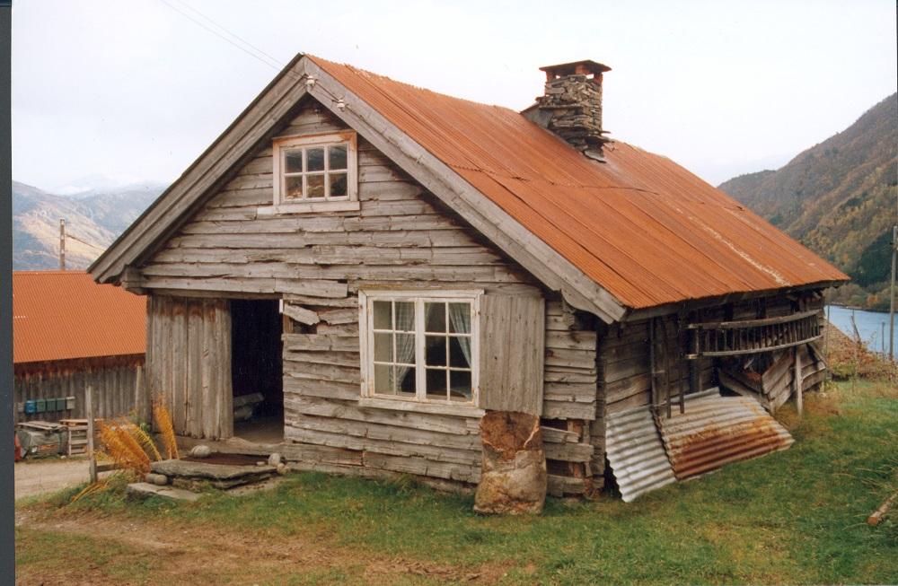 Slik ser Løytnantstova på Fedje i Feios ut i 1997. Stova er truleg bygd mellom 1720 og 1740. Det er lagt bylgjeblekk oppå det gamle torvtaket. Utvendig ser ikkje stova prangande ut, men det har vore ein flott bygning i si tid. Innvendig gjev då og stova eit heilt anna inntrykk.