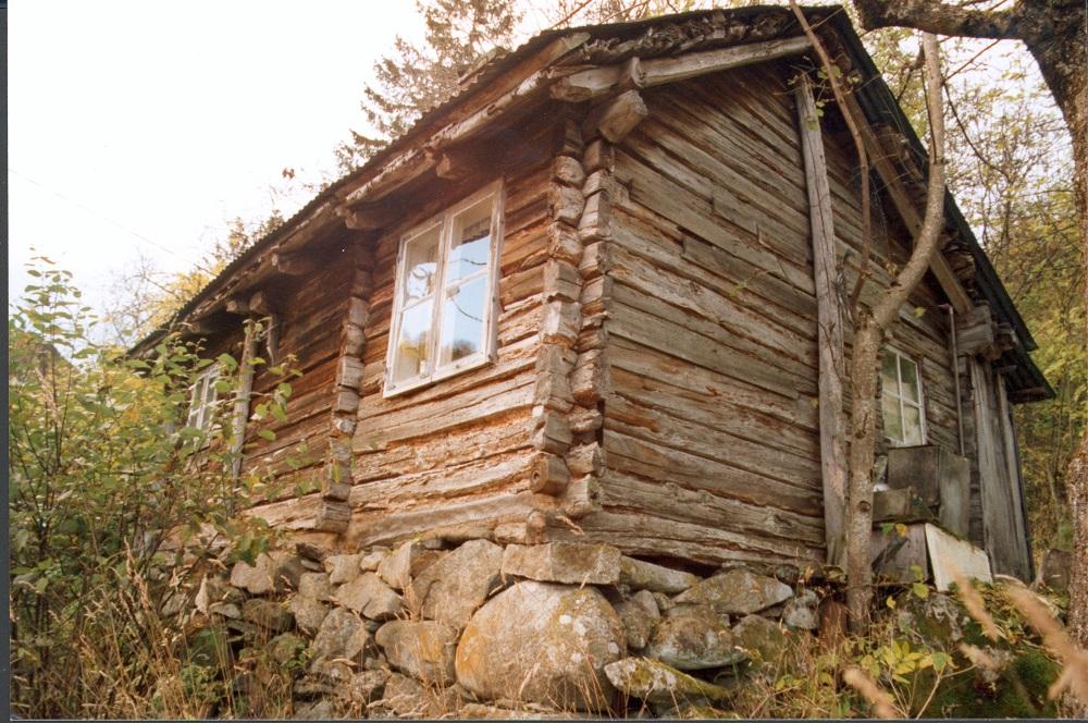 Astridstova i Feios, slik stova såg ut i 1997. Her budde folk fram til 1989.