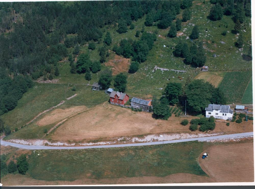 Flyfoto av Otterhjell frå 1988. Til venstre husa på bruk 2. Vi ser nyesmie, eldhus, smie, bustadhus og uthus. Til høgre bruk 1 med bustadhus, eldhus og smie, lenger oppe i bakken ein sommarfjøs.