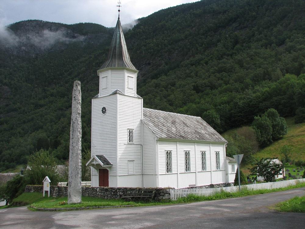 Minnesteinen attmed Fresvik kyrkje ragar rundt sju meter i veret.
