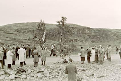 Frå opninga av Vik-Voss vegen 13. september 1957. Fyrste bilen køyrde over Vikafjellet hausten 1956, men den offisielle opninga fann stad året etter. Vegen knyt saman to fylke, og det var representantar til stades frå begge fylka.<br />
Vegopninga var ein viktig milepel i Vik, og vegen gav Vik ei open dør til omverda utan å vera avhengig av ferje.
