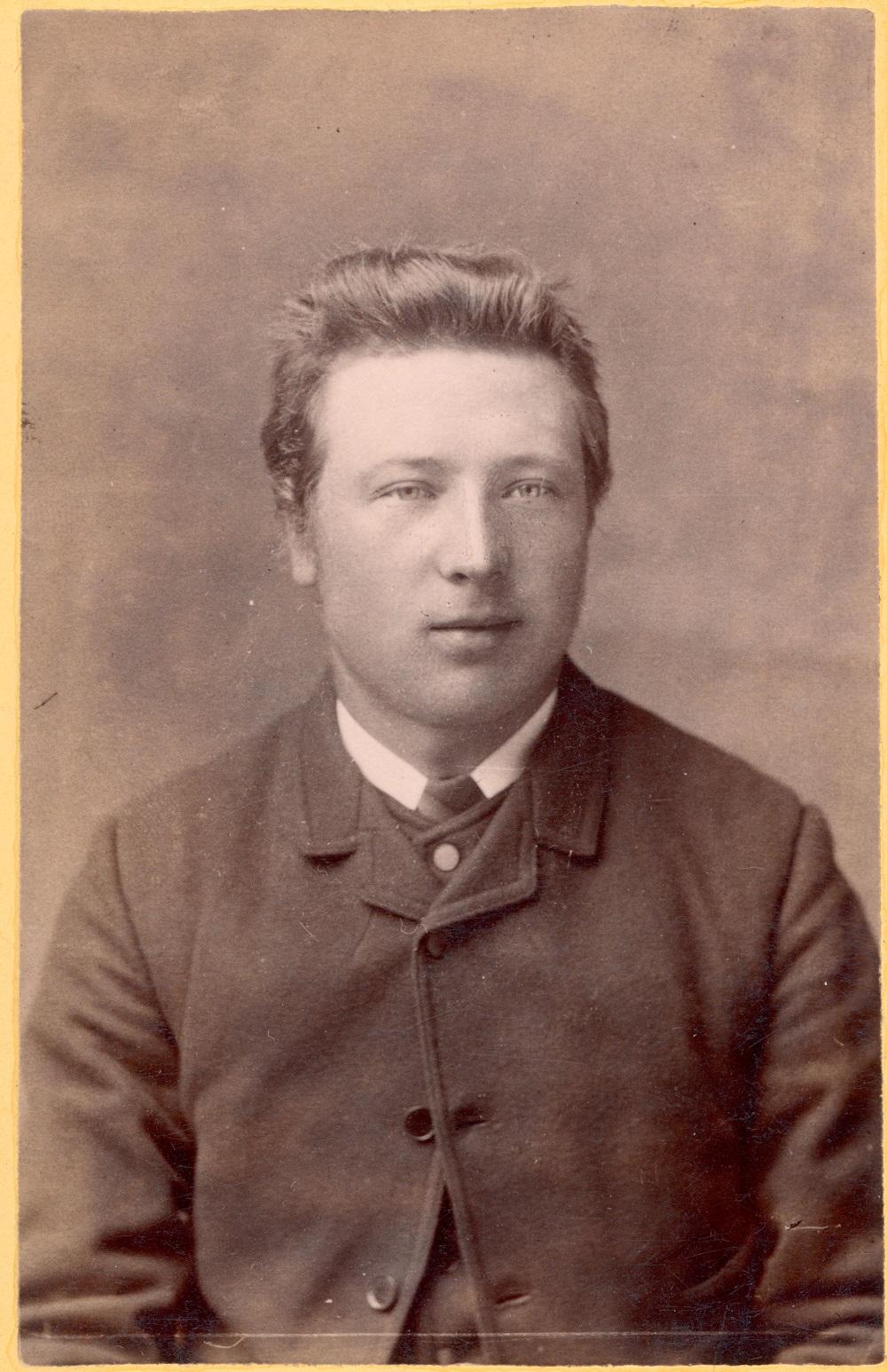 Ivar Refsdal (1866-1939), lærar, kartograf, diktar og teiknar. Fyrste atlaset gav Ivar ut i 1898. Ivar var lærar fleire stader før han kom til Foss skole i Oslo i 1901, der vart han til 1926.