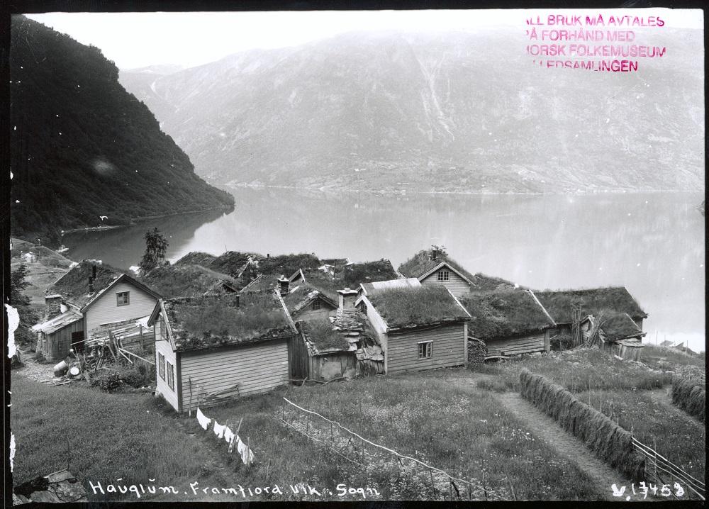 Holane før utskiftinga i 1937. Husa låg svært tett, berre med smale gangar mellom. I slike klyngetun var brannfaren stor.