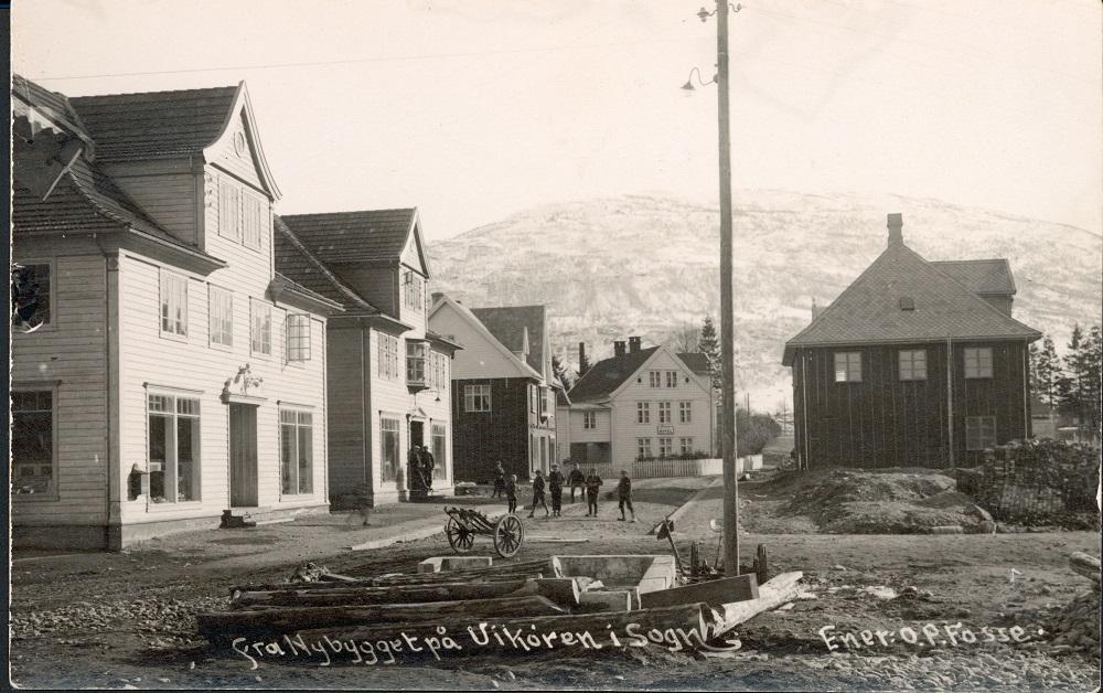 Bilete frå 1924/25 som syner Vikøyri medan dei nye forretningsbygga var under oppføring. Støfringsdal og Rivedal sine forretningar er ferdige, medan O. P. Fosse og Anders A. Seim sine bygg ikkje er bordkledde. Hotellet lengst bak.