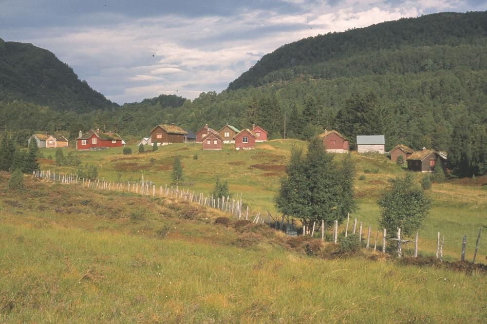 Sandstøylen har velstelte hus og fin stølsvoll.