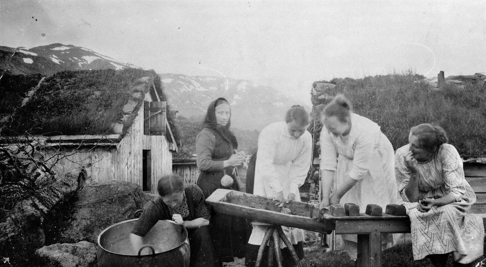 Ysting på Aastølen kring 1920.