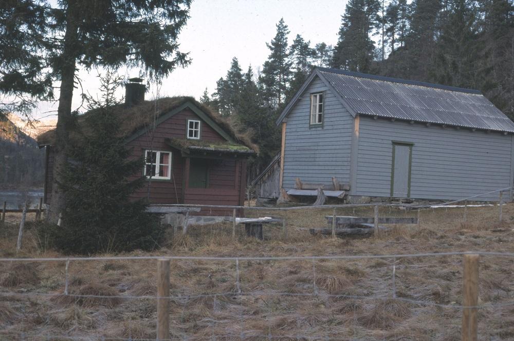 Sel og fjøs med høyrom i 2. høgda.