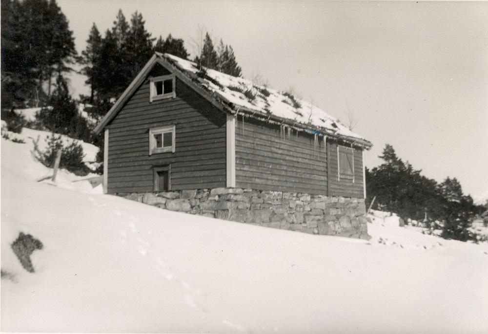 Stølshus med sel, fjøs og lade.