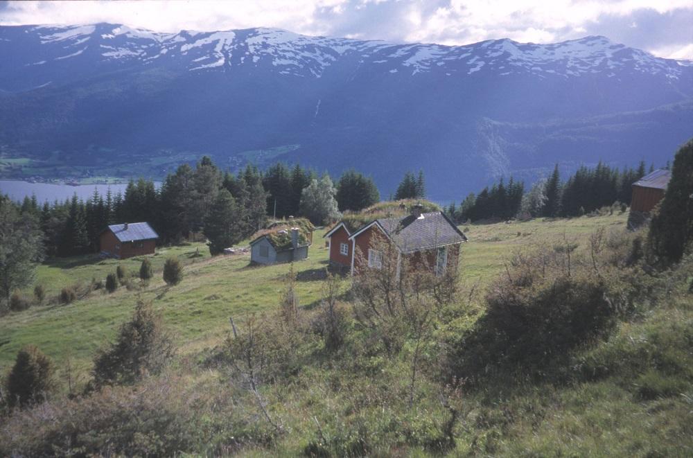 Almestølen med fjord og fjell bak.