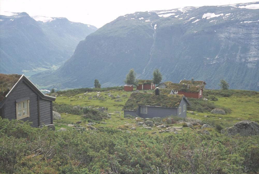 Øvresetstølen med fint istandsette hus.