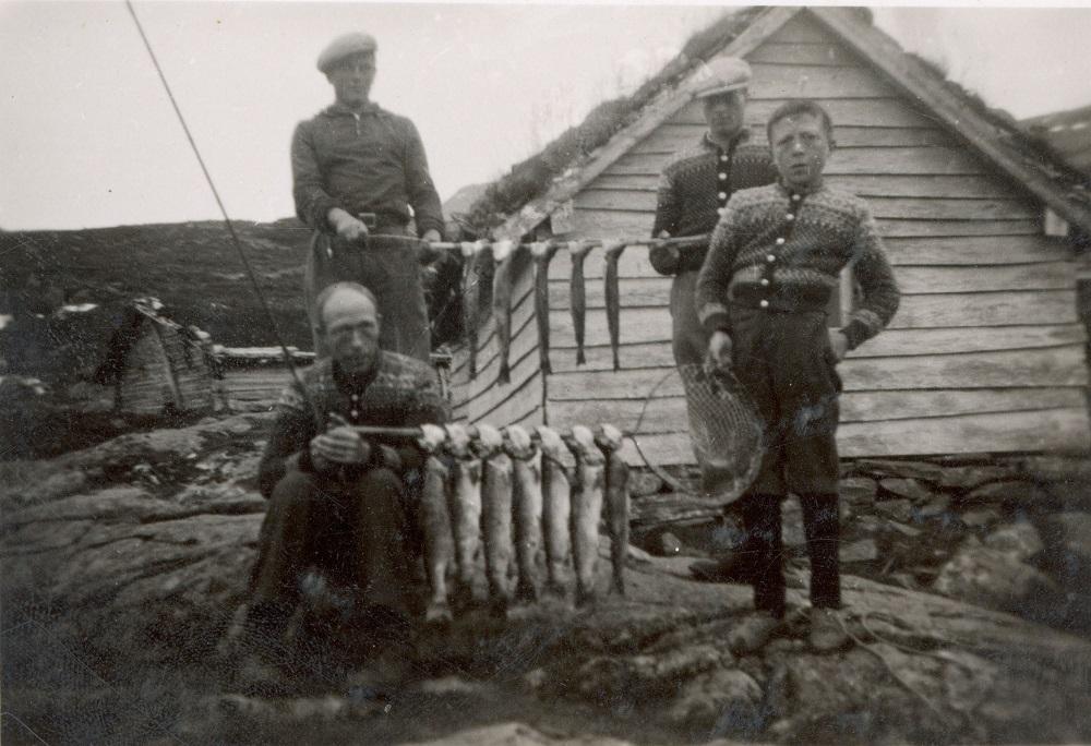 Fisk frå Svartebotn. På biletet ser vi framme Peder Fossheim og sonen Ola. Bak dei står Lars og Olav Fossheim.