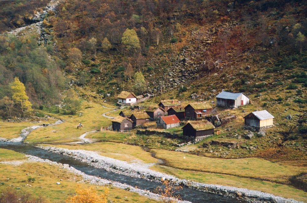 Myklebuststølen med husa i klynge.